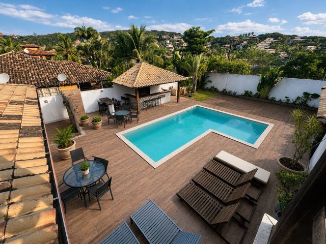 Vista do alto da piscina e do jardim