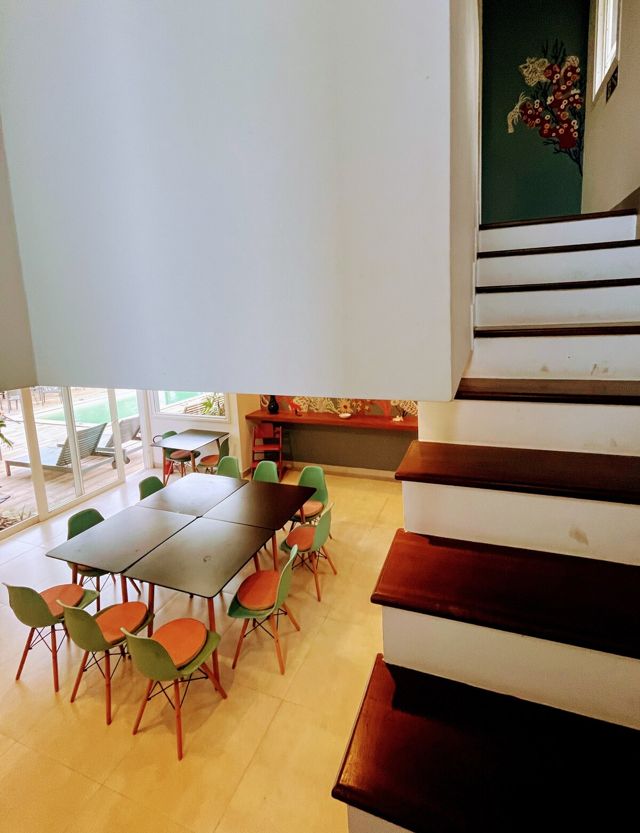 Mesa de jantar e escada